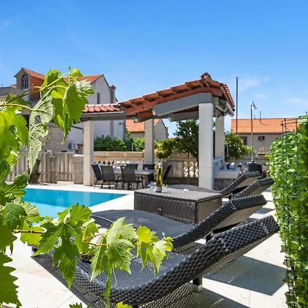 Lovely In With Private Swimming Pool, Be Inside Or Outside *