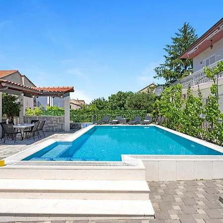 Lovely In With Private Swimming Pool, Be Inside Or Outside *