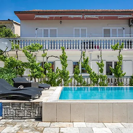 Apartment Lovely In With Private Swimming Pool, Be Inside Or Outside