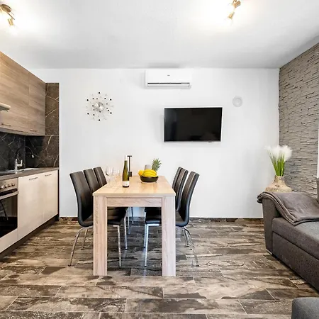 Lovely In With Private Swimming Pool, Be Inside Or Outside Apartment Sibenik